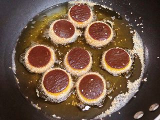 18、南瓜糯米夹心饼,将夹心饼翻面，继续煎至两面金黄色。可可饼干颜色咖啡色，控制火候中小火即可。