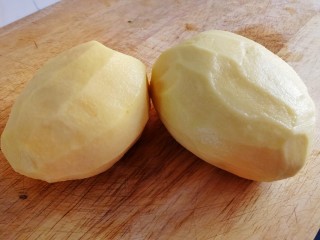 1、薯片,土豆去皮，清水洗干净。