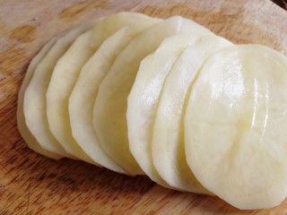 2、薯片,切成均匀厚度的薄片。