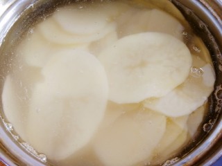 3、薯片,放清水里，洗几遍。