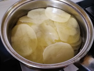 5、薯片,锅里水开放入土豆片。