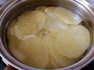 6、薯片,文火煮2分钟。