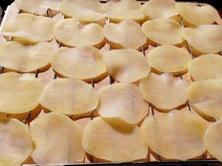 8、薯片,放在架子上晾晒。