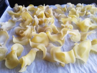 9、薯片,晾晒成干。