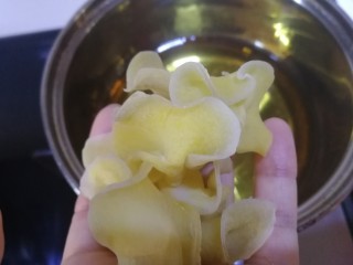 10、薯片,油烧到7成热，改中小火，放入土豆片。