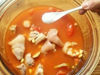 13、番茄黄豆猪蹄汤,放入盐。