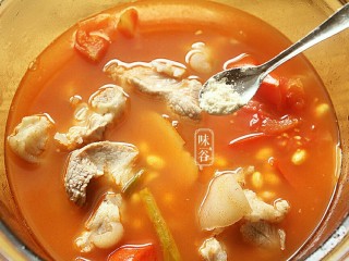 14、番茄黄豆猪蹄汤,放入鸡粉。