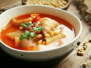 17、番茄黄豆猪蹄汤,盛碗装出……