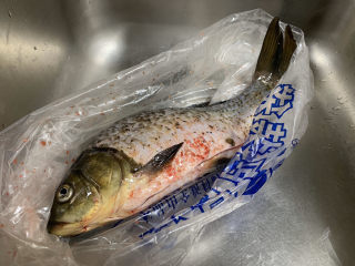 1、鲫鱼萝卜丝汤,鲫鱼可以请卖鱼老板帮忙宰杀