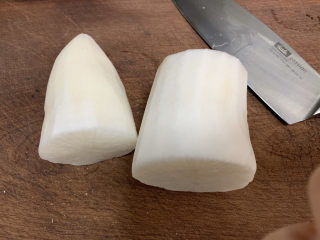 6、鲫鱼萝卜丝汤,去皮，切成需要的大小