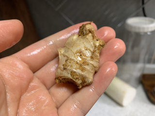 8、鲫鱼萝卜丝汤,准备一小块姜