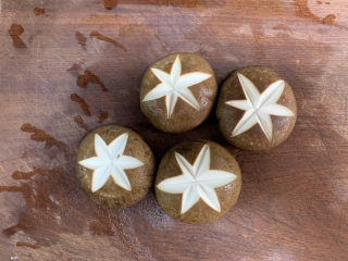 10、鲫鱼萝卜丝汤,香菇洗净，切成小花