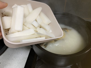 19、鲫鱼萝卜丝汤,放入萝卜