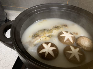 20、鲫鱼萝卜丝汤,香菇也放进去