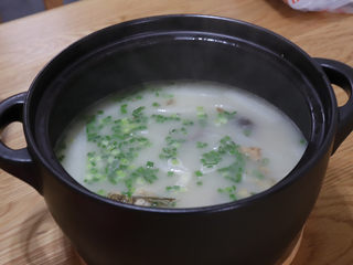 21、鲫鱼萝卜丝汤,继续煮约20分钟，放盐调味，撒上葱花