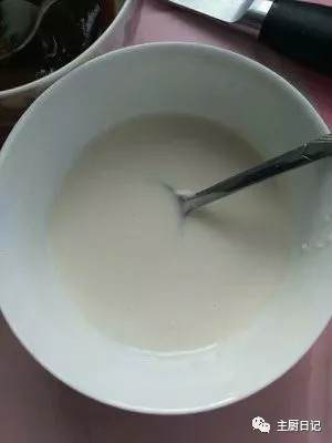 1、无油早餐鸡蛋煎饼灌饼,首先将需要的材料准备好:面粉加水调成糊状（面粉和水的比例没有精确算过，一般就是50克粉兑100克水，反正调成流动的糊状即可，可以略微稀一点，便于均匀地摊开）；小葱和香菜洗净后切碎；生菜洗净后沥干水分。