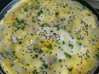 5、无油早餐鸡蛋煎饼灌饼,撒熟的黑芝麻，没有也可不撒