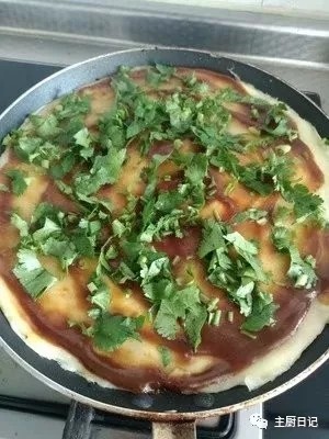 7、无油早餐鸡蛋煎饼灌饼,撒上香菜，不喜欢这个味道的也可不撒（可是我觉得香菜和甜面酱是这个饼的灵魂哈哈）。