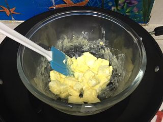 3、奶酪曲奇饼干,隔热水融化。