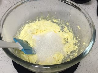 5、奶酪曲奇饼干,加入细砂糖和盐用刮刀翻拌几下，防止打发时飞溅。