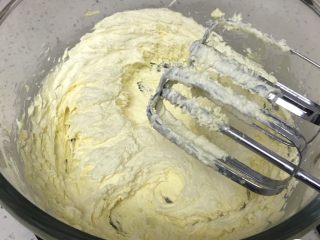 6、奶酪曲奇饼干,用打蛋器打至蓬发，颜色变浅，体积变大。