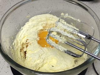 7、奶酪曲奇饼干,加入蛋黄和香草精。