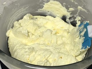 9、奶酪曲奇饼干,再用刮刀翻拌均匀。