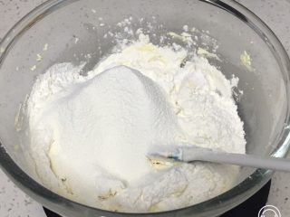 10、奶酪曲奇饼干,过筛低筋粉和奶粉。