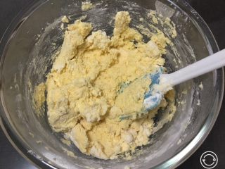 11、奶酪曲奇饼干,用刮刀翻拌至不见粉。