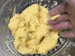 12、奶酪曲奇饼干,用手揉均匀。