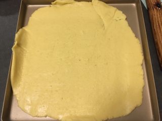 15、奶酪曲奇饼干,面饼送入金盘继续加工至平整。