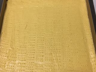 16、奶酪曲奇饼干,用叉子或针将面饼均匀的戳小洞。