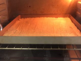 18、奶酪曲奇饼干,饼干出现膨胀后再回缩的过程。