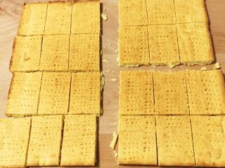 20、奶酪曲奇饼干,用细齿刀均匀的切片。