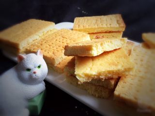 22、奶酪曲奇饼干,冷却后的饼干是脆的，一瓣就碎的感觉真好，香脆可口的饼干就完成了。