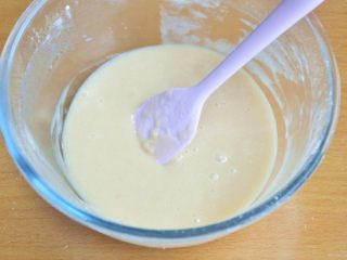 5、费南雪,切拌至均匀无面粉颗粒。