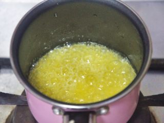 7、费南雪,黄油中小火加热，慢慢熬到茶色后关火，过滤黄油中的杂质。
