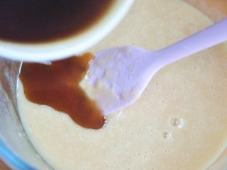 8、费南雪,待黄油还有余温时倒入面糊中。