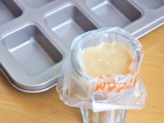 10、费南雪,将面糊装入一次性裱花袋中。