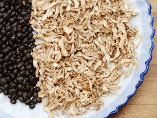 1、月子餐伴侣：黑豆姜糖,晒姜：将老姜切片晒干。