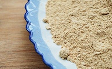 2、月子餐伴侣：黑豆姜糖,研末：将老姜、黑豆研磨成细粉。