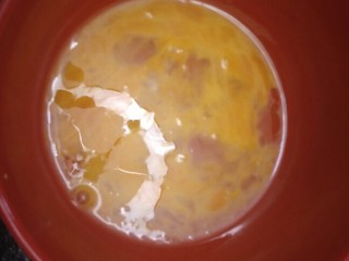 1、卡仕达长崎杯子蛋糕,打75克全蛋。