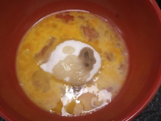 3、卡仕达长崎杯子蛋糕,全蛋中加入50克细砂糖，十克蜂蜜，2克香草金。