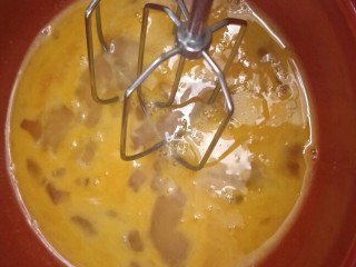 4、卡仕达长崎杯子蛋糕,全蛋最好打发的温度是在40°左右。