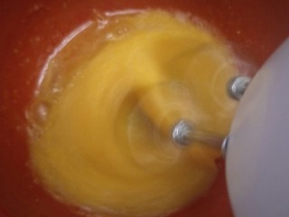 5、卡仕达长崎杯子蛋糕,打蛋器开高速打发。