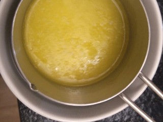 10、卡仕达长崎杯子蛋糕,黄油牛奶隔水融化后。