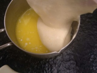 11、卡仕达长崎杯子蛋糕,加入一勺刚刚翻拌好的面糊。