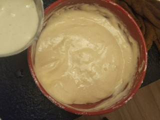 12、卡仕达长崎杯子蛋糕,再把黄油面糊重新倒入鸡蛋液和