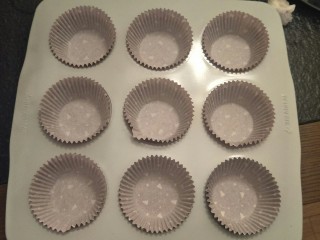 15、卡仕达长崎杯子蛋糕, 打出蛋糕纸杯。