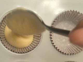 16、卡仕达长崎杯子蛋糕,慢慢填充进去倒六分满就好。